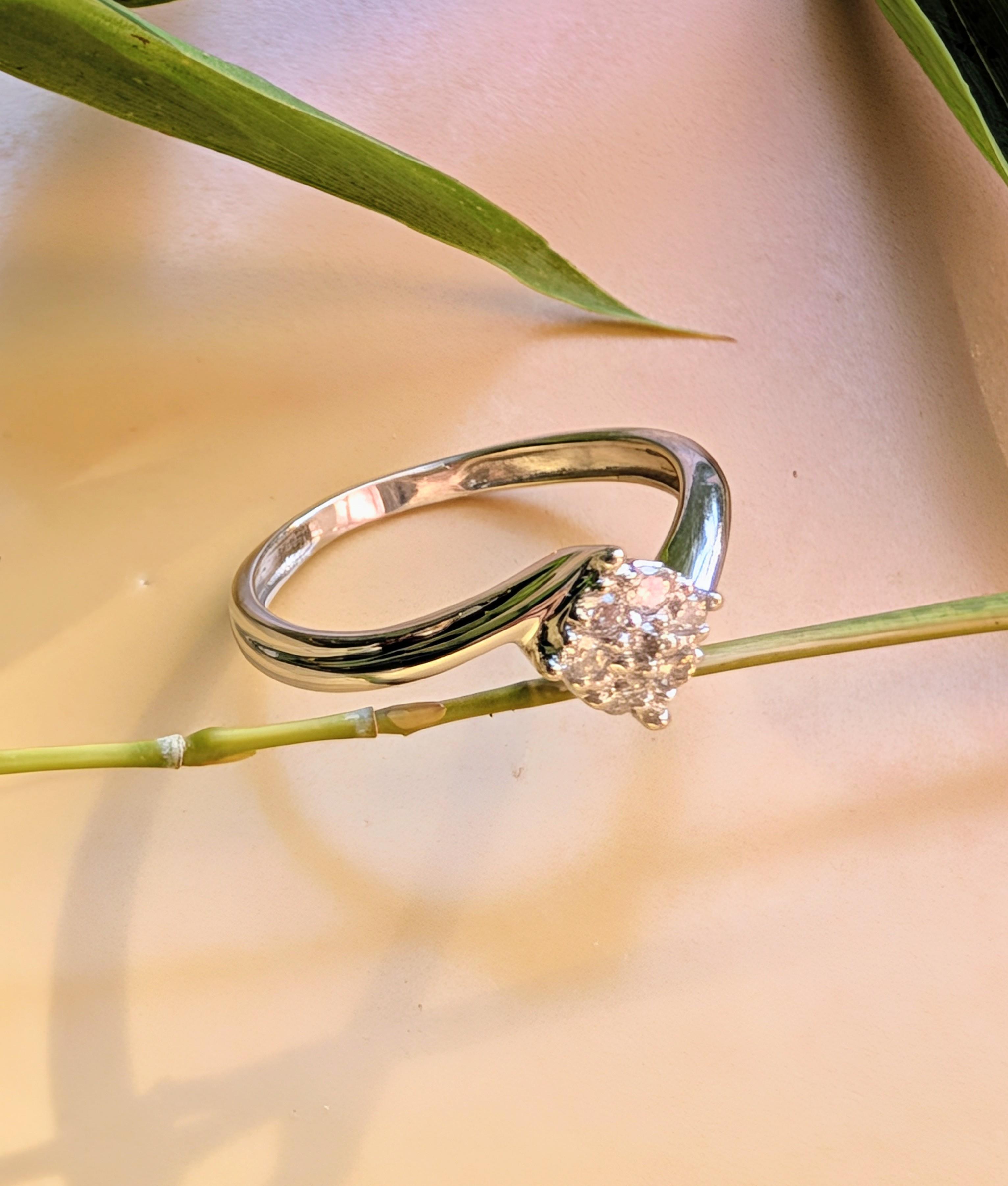 Bague solitaire ornée d'un motif serti de 7 diamants  Or 750 Millième (18 CT) 2,54g