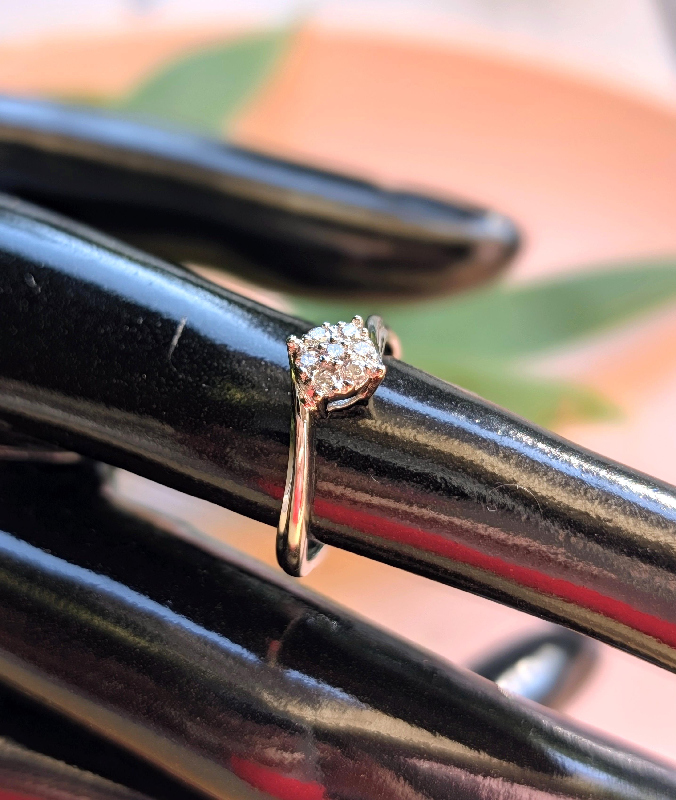 Bague solitaire ornée d'un motif serti de 7 diamants  Or 750 Millième (18 CT) 2,54g