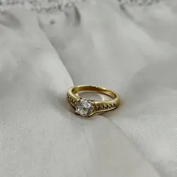 bauge solitaire ornée d'oxydes en métal doré