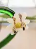 boucle d'oreilles pendantes chacune sertie d'un saphir forme navette or 750 millième (18 ct) 1,25g