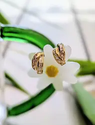 boucles d'oreilles demi-créoles chacune sertie de 2 lignes d'oxyde rose et blanc croisées or 750 millième (18 ct) 1,86g