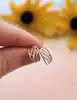 boucles d'oreilles en 2 ors motifs ajourés centrée d'une ligne de petits diamants or 375 millième (9 ct) 0,76g