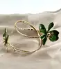 bracelet de bras ouvert en métal doré er motif fleurs en émail vert