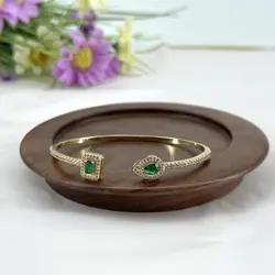bracelet jonc ouvert avec oxydes verts et blancs en métal doré