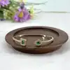 bracelet jonc ouvert avec oxydes verts et blancs en métal doré
