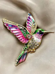 broche en émail violet et vert motif colibri