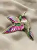 broche en émail violet et vert motif colibri