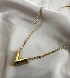 collier louis vuitton essential v en laiton à finition dorée