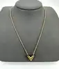 collier louis vuitton essential v en laiton à finition dorée