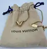 collier louis vuitton essential v en laiton à finition dorée