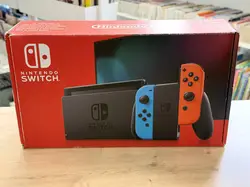 console nintendo switch avec joy con bleu et rouge