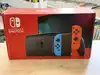 console nintendo switch avec joy con bleu et rouge