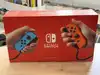 console nintendo switch avec joy con bleu et rouge