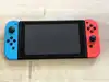console nintendo switch avec joy con bleu et rouge
