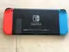 console nintendo switch avec joy con bleu et rouge