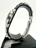 montre baume & mercier linea 65616 avec une lunette ornée de diamants et mouvement quartz, bracelet en acier