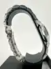 montre baume & mercier linea 65616 avec une lunette ornée de diamants et mouvement quartz, bracelet en acier