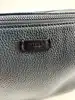 pochette furla en cuir bleu dotée d'une dragonne noire amovible