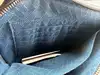 pochette furla en cuir bleu dotée d'une dragonne noire amovible