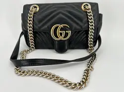 sac à bandoulière gucci gg marmont mini matelassé en cuir souple noir avec bijouterie dorée