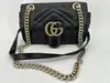 sac à bandoulière gucci gg marmont mini matelassé en cuir souple noir avec bijouterie dorée