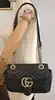 sac à bandoulière gucci gg marmont mini matelassé en cuir souple noir avec bijouterie dorée