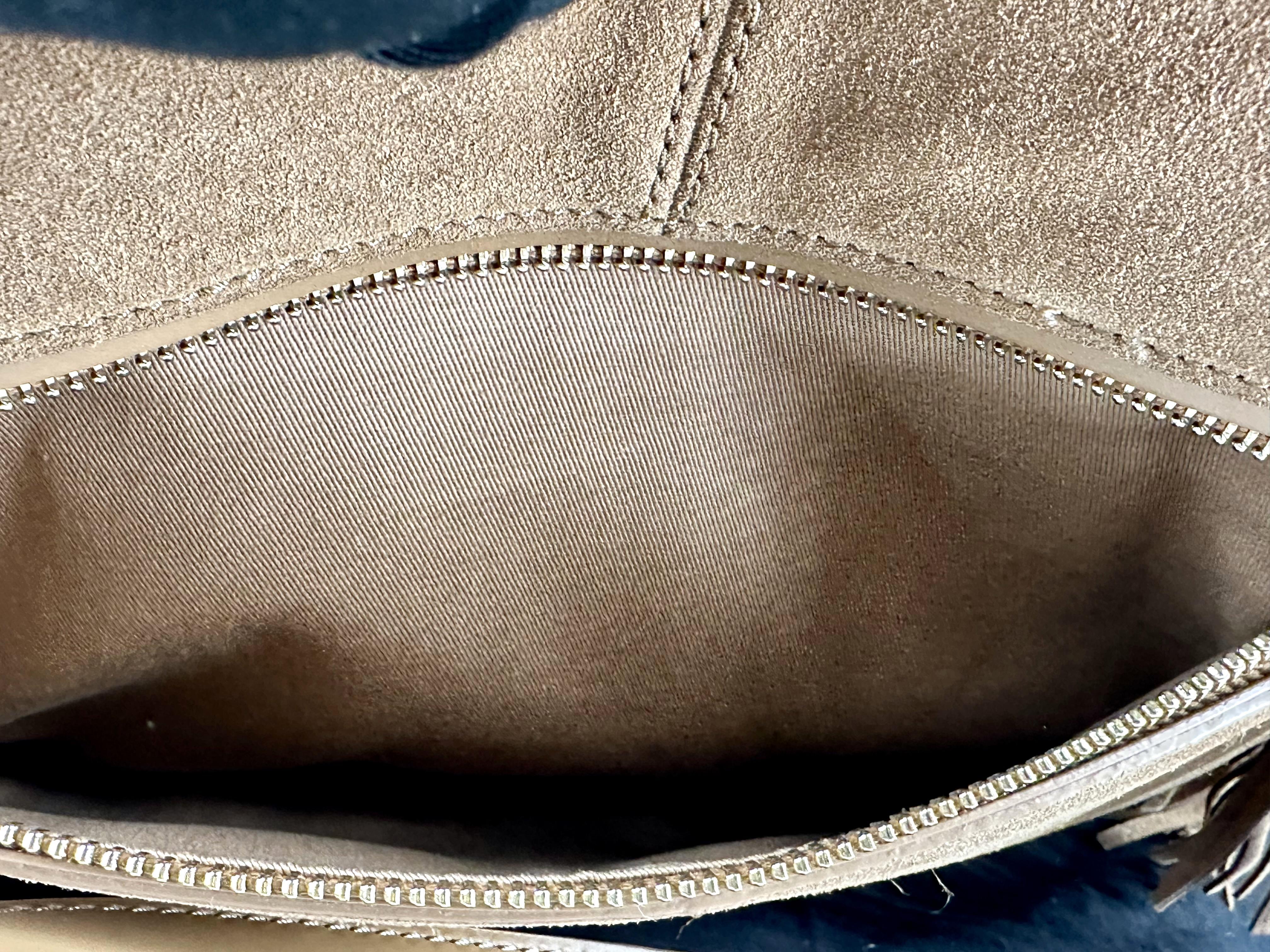 Sac Maje Miss M à franges en cuir suédé couleur camel  moyen modèle 