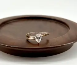 20019210 bague asymétrique dotée d'une pierre centrale taille poire et d'un anneau sertie d'oxydes t60