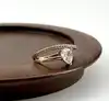20019210 bague asymétrique dotée d'une pierre centrale taille poire et d'un anneau sertie d'oxydes t60