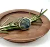 bague chevalière en acier doré, ornée d’une pierre ronde en labradorite