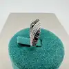 bague entrelacée ornée d'oxydes noirs et blancs t50 argent 925 millième (22 ct) 2,65g