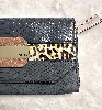 pochette guess imprimé animal léopard et crocodile
