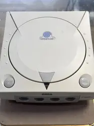 console sega dreamcast avec une manette