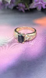 bague ornée d'un saphir d'environ de 1,15ct épaulé de six petits diamants or 750 millième (18 ct) 4,70g