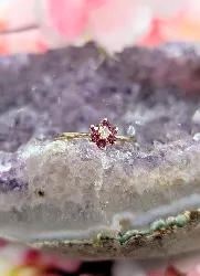 bague petite fleur ornée d'un petit diamant et  6 rubis or 375 millième (9 ct) 1,33g