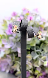 boucles d'oreilles puces chacune ornée d'un saphir, un rubis et une émeraude or 750 millième (18 ct) 1,82g