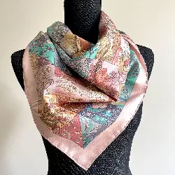 carré/ foulard 90 hermès tout en quilt en soie fond rose