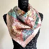 carré/ foulard 90 hermès tout en quilt en soie fond rose