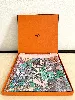carré/ foulard 90 hermès tout en quilt en soie fond rose