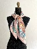 carré/ foulard 90 hermès tout en quilt en soie fond rose