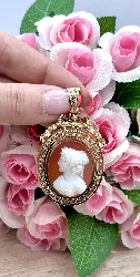 pendentif/broche camée orange en or rose surmonté d'une petite demie perle or 750 millième (18 ct) 16,36g