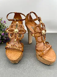 sandales à talons 12 cm louis vuittons en cuir camel et détails dorés