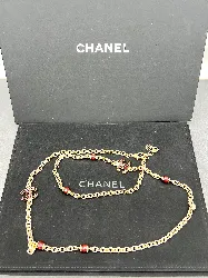 sautoir/ collier chanel doré avec détails couleur bordeaux