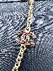 sautoir/ collier chanel doré avec détails couleur bordeaux