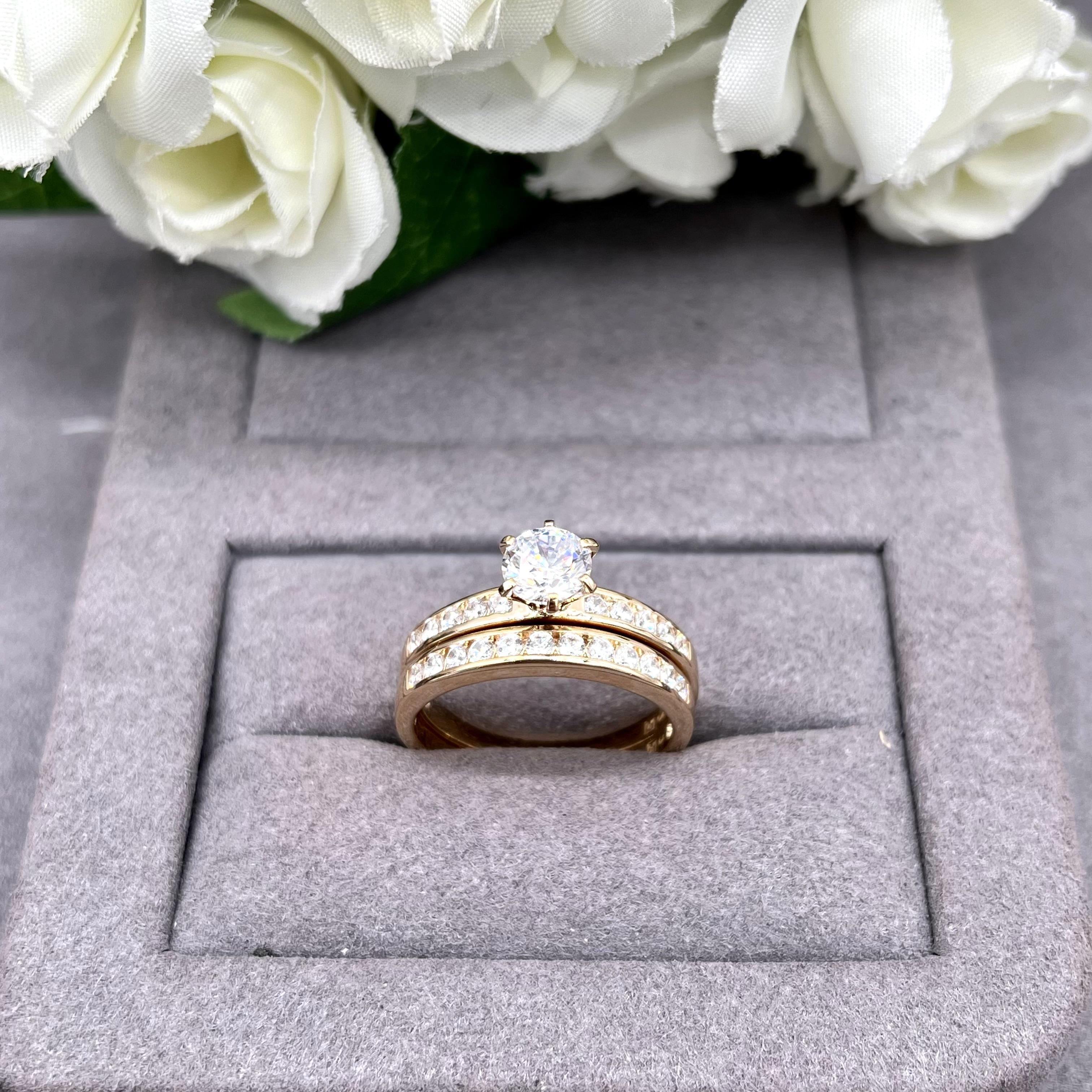 2125310  Ensemble de 2 bagues dont 1 demie-alliance et 1 solitaire plaquée or ornées d'oxydes blancs pl-or 750 3mic oz T64 