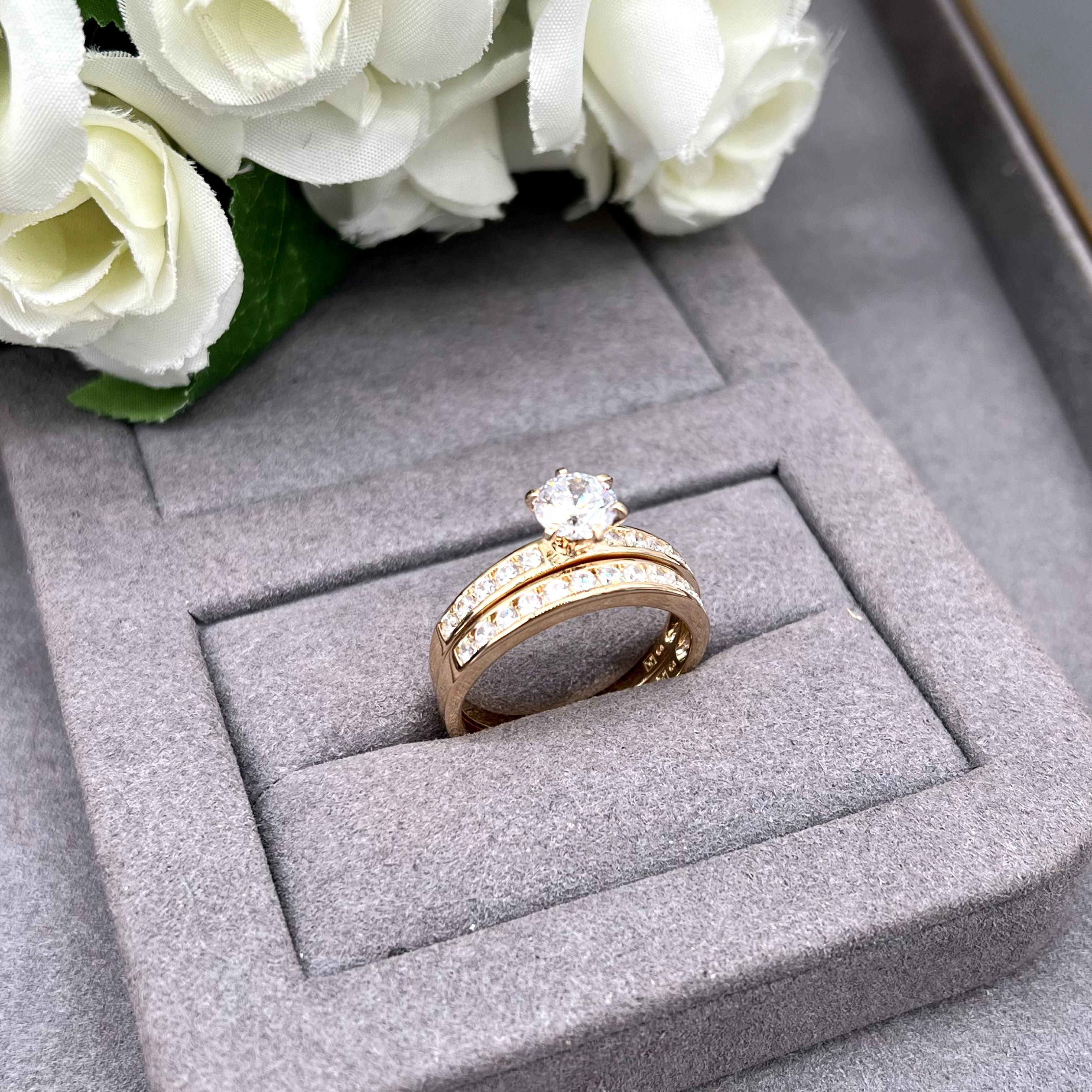 2125310  Ensemble de 2 bagues dont 1 demie-alliance et 1 solitaire plaquée or ornées d'oxydes blancs pl-or 750 3mic oz T64 