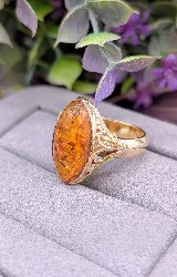 bague ancienne centrée d'une ambre forme navette or 750 millième (18 ct) 8,49g