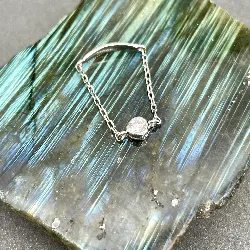 bague argent chaînette ornée d'un oxyde argent 925 millième (22 ct) 0,46g