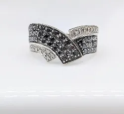 bague lignes croisées ornée de diamants blancs et diamants noirs or 750 millième (18 ct) 6,13g