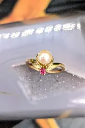 bague perle de culture surmonté d'un rubis or 750 millième (18 ct) 2,88g